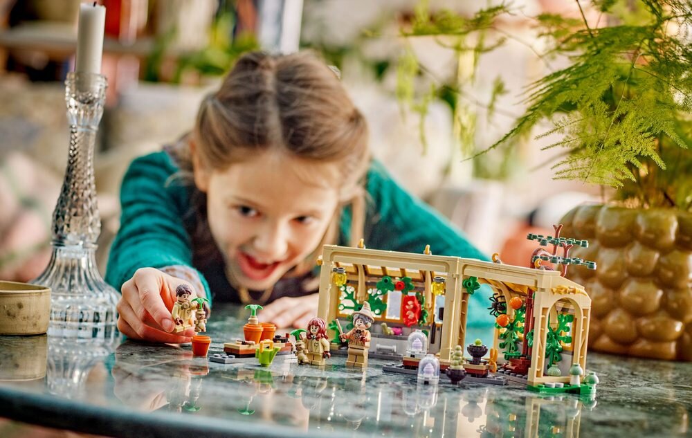LEGO 76445 Harry Potter Zamek Hogwart: zajęcia z zielarstwa akcesoria ogrodnicze zabawa