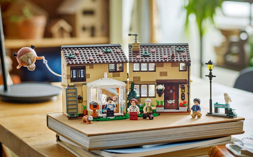 LEGO 76451 Harry Potter Privet Drive: Wizyta ciotki Marge kv lifestyle początek opisu sekcja nagłówkowa