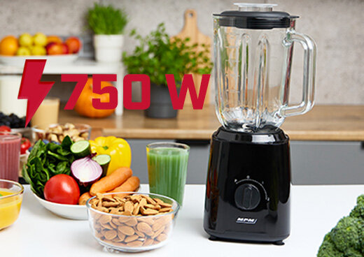 Blender kielichowy na kuchennym blacie. Obok warzywa i owoce oraz szklanka zielonego soku.