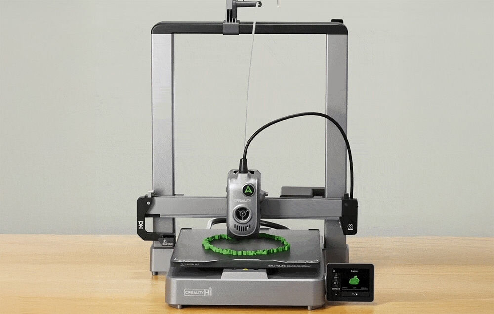 Drukarka 3D CREALITY Hi Wi-Fi prezentacja drukarki podczas drukowania na blacie w tle jasna ściana 1000-watowy podgrzewany stół nagrzewanie do 60°C w 30 sekund do 100°C w 90 sekund szybkie nagrzewanie przyczepność filamentu eliminacja odklejania modeli