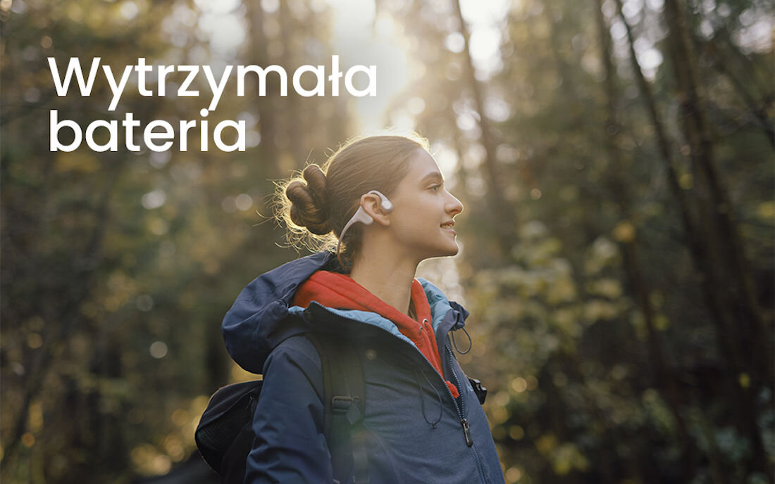 Słuchawki MOJAWA Run Plus - Do 8 godzin słuchania muzyki, 5 minut ładowania - 1,5 h odtwarzania, osoba z plecakiem w lesie