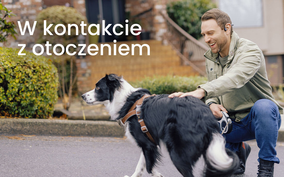 Słuchawki MOJAWA Run Plus - Świadomość bez ograniczeń, otwarta konstrukcja, dopasowanie, osoba głaszcząca psa