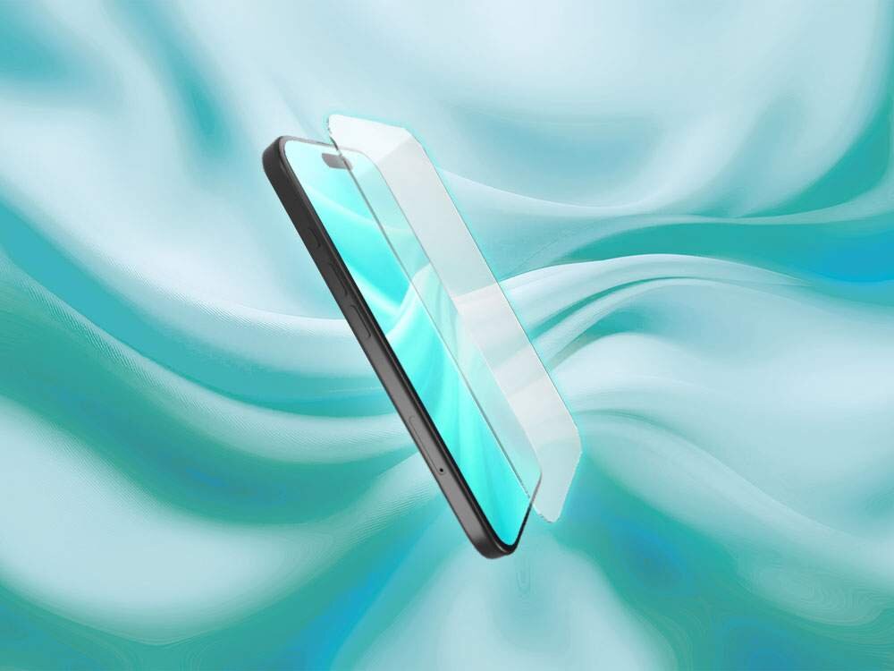 Szkło hybrydowe SBS Fast Skin Hyper X na niebiesko czarnym tle szkło w bliskiej odległości od ekranu smartfona