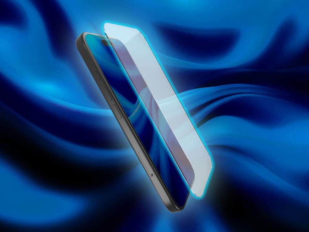 Szkło hybrydowe SBS Fast Skin Hyper X na niebiesko czarnym tle szkło w bliskiej odległości od ekranu smartfona