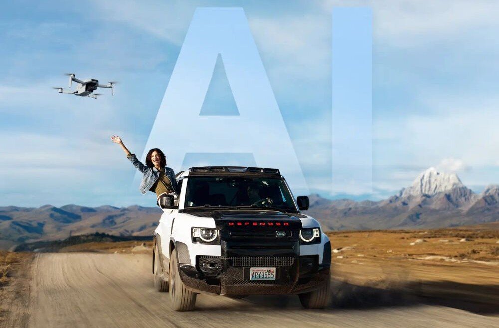 Dron POTENSIC Atom 2 Expansion Kit Biały samochód terenowy jadący drogą gruntową śledzony przez drona z symbolem 'AI' w tle