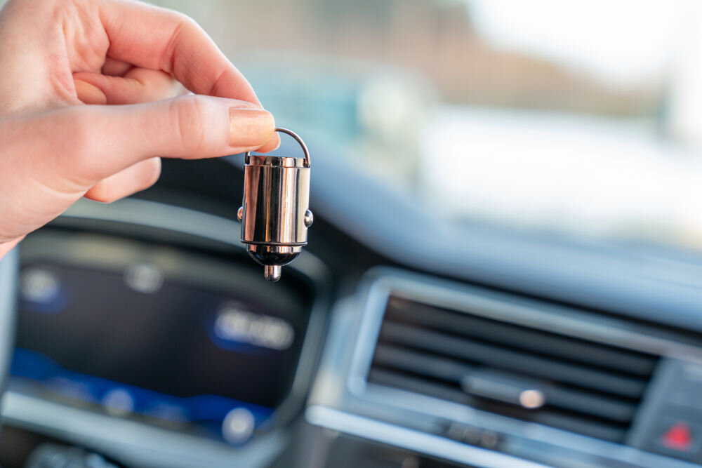 Ładowarka samochodowa XLINE CCT300 30W Szary Kompaktowa ładowarka samochodowa XLINE CCT300 z metalowym uchwytem typu easy pull ułatwiającym wyjmowanie z gniazda.