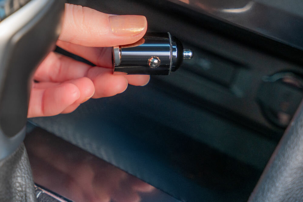 Ładowarka samochodowa XLINE CCT300 30W Szary Mini ładowarka samochodowa XLINE o błyszczącym, metalicznym wykończeniu z widocznymi bocznymi stykami blokującymi.