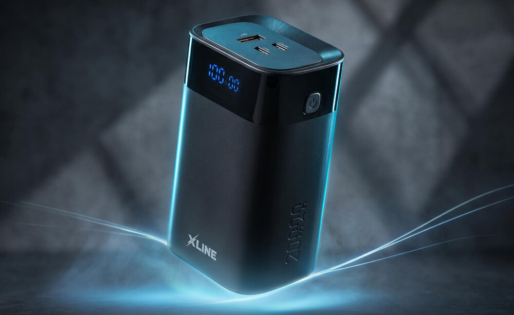 Czarny powerbank z wyświetlaczem LED pokazującym poziom naładowania, dwoma portami USB i przyciskiem zasilania. Na obudowie widoczne jest logo \'XLINE\' oraz napis \'20000\'.