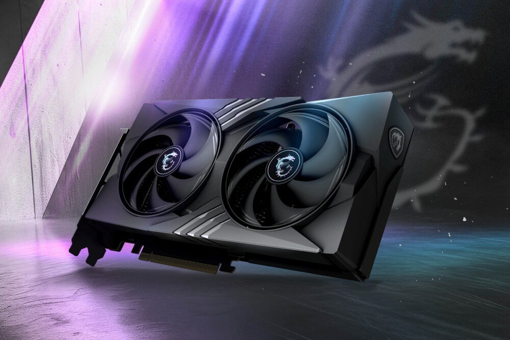 Karta graficzna MSI GeForce RTX 5060 Gaming 8GB OC DLLS 4 Widok karty graficznej z podświetleniem LED w kolorach fioletowym i niebieskim, umieszczonej na tle oświetlonej betonowej ściany z efektem świetlnym w tle, opis