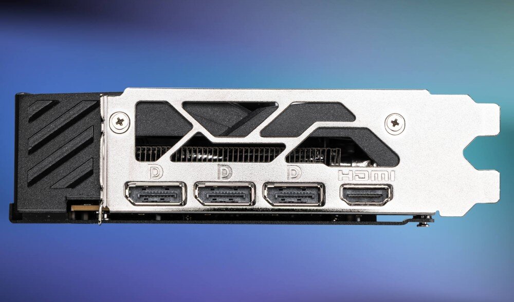 Karta graficzna MSI GeForce RTX 5060 Gaming 8GB OC DLLS 4 Zbliżenie na panel wyjść w karcie graficznej – trzy porty DisplayPort i jeden port HDMI, interfejs, porty, rozdzielczość