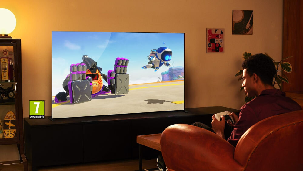 Telewizor SONY K55XR55B funkcje gamingowe 4K 120Hz VRR ALLM PS Remote Play, osoba grająca w grę na konsoli
