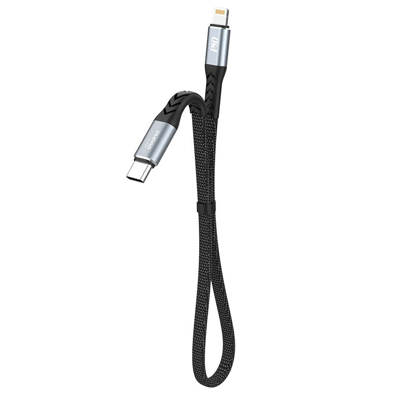 Czarny kabel z plecionym oplotem, zakończony z jednej strony wtykiem Lightning z napisem \'PD\', a z drugiej strony wtykiem USB-C z napisem \'Dudao\'.