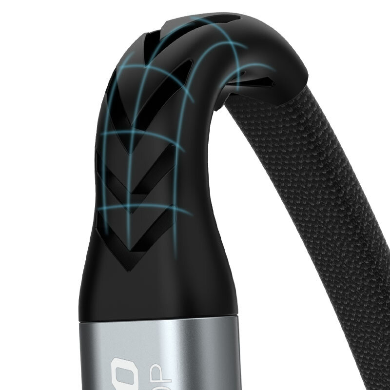 Zbliżenie na czarny kabel z metaliczną końcówką, na której widoczny jest napis \'L10P\'. Kabel ma teksturowaną powierzchnię i wzmocnioną konstrukcję przy złączu.