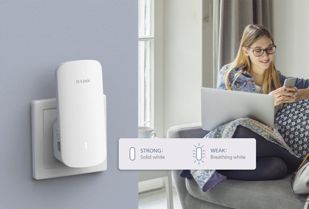 Wzmacniacz sieci D-LINK E30 Aquila Pro AI AX3000 Białe urządzenie sieciowe wpięte do gniazdka w szarej ścianie po lewej stronie, po prawej kobieta w okularach siedzi na kanapie z laptopem i telefonem w rękach, u dołu prostokątne grafiki z opisami 'STRONG Solid white' i 'WEAK Breathing white', przepustowość, antena