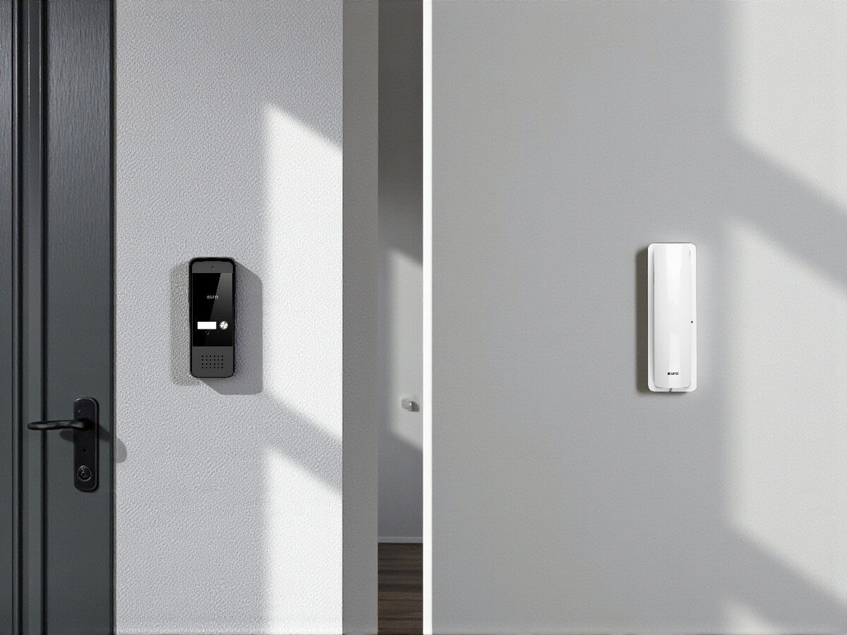 Domofon EURA ADP-25A3 Biały, kontrola, wpuszczanie, ochrona, bezpieczeństwo, Kaseta zewnętrzna EURA i unifon zamontowane na jasnej ścianie, widok od wejścia.