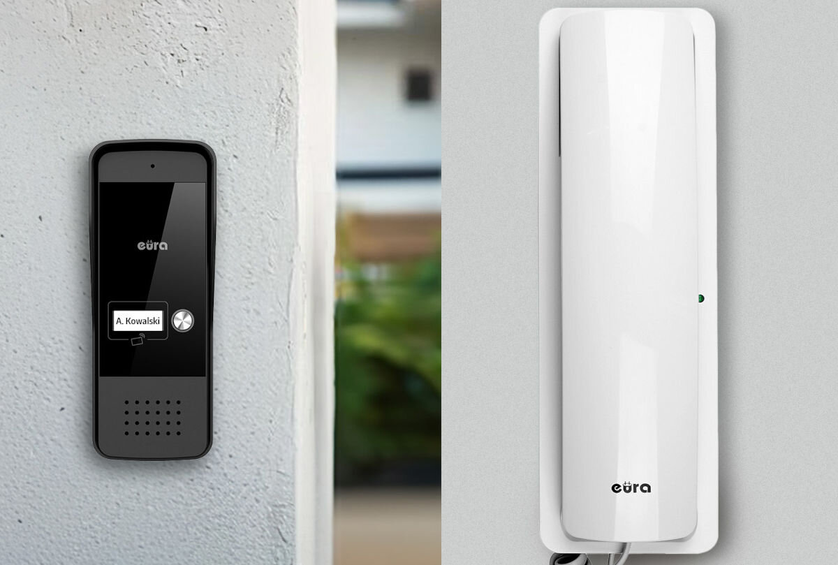 Domofon EURA ADP-25A3 Biały, bezpieczeństwo, kontrola, wejście, dom, Grafika prezentująca montaż domofonu Eura – po lewej czarna kaseta zewnętrzna z nazwiskiem „A. Kowalski”, po prawej biały unifon wiszący na ścianie.
