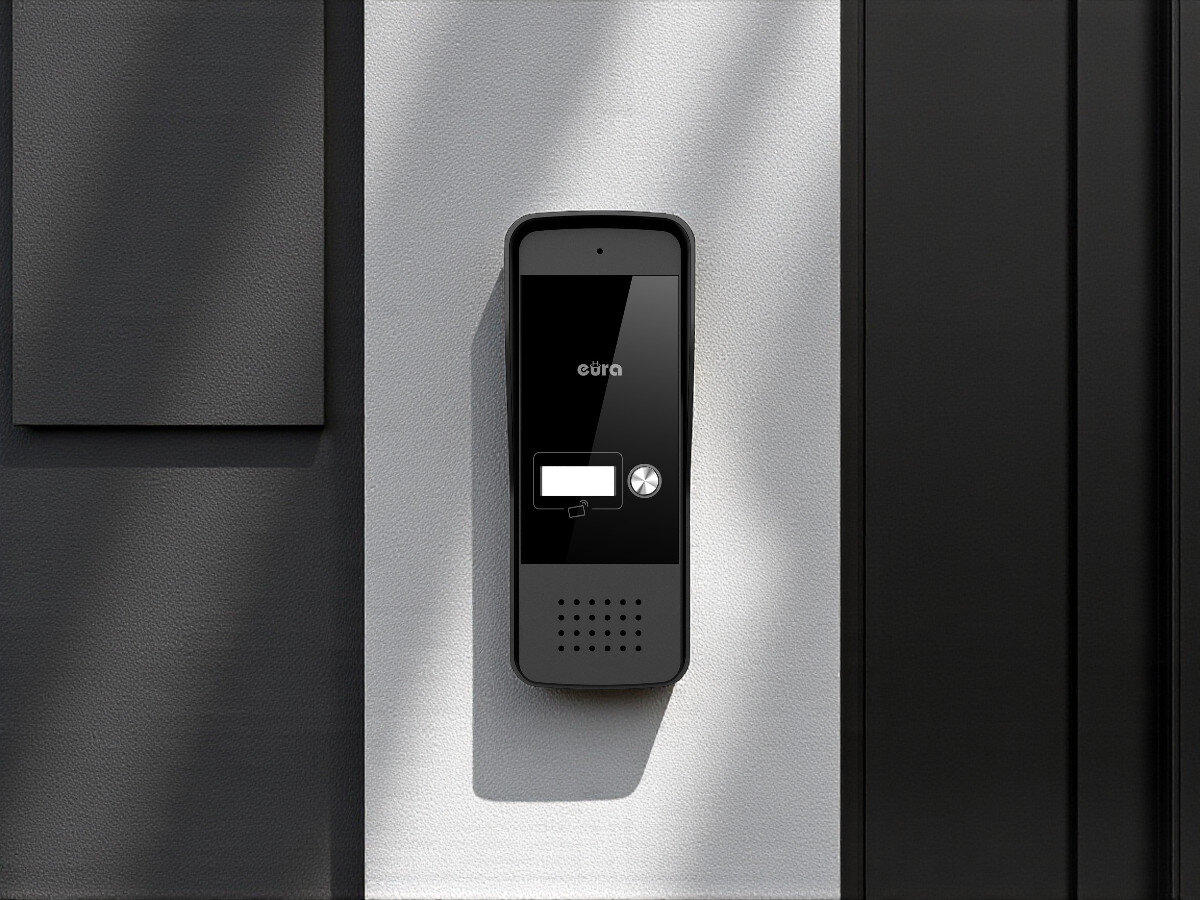 Domofon EURA ADP-25A3 Biały, odporność, kaseta, pogoda, podświetlenie, Zbliżenie kasety EURA ADP-25A3 na ścianie przy drzwiach wejściowych, wyraźny panel.