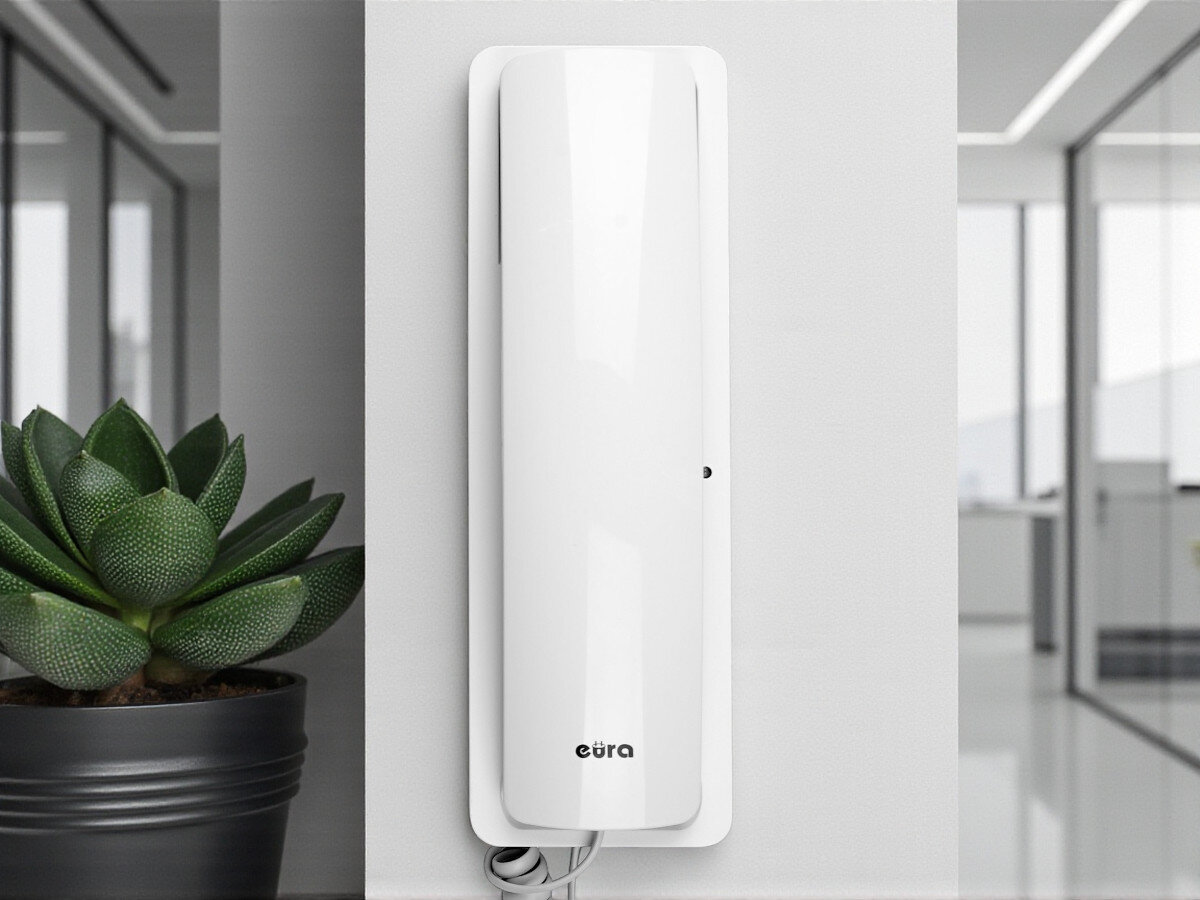Domofon EURA ADP-25A3 Biały, funkcje, regulacja, brama, czytnik, unifon EURA w nowoczesnym wnętrzu biurowym, obok doniczki z sukulentem.