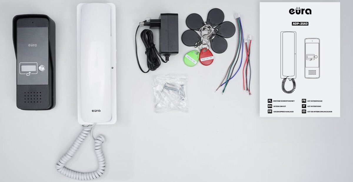 Domofon EURA ADP-25A3 Biały, zestaw, montaż, komplet, instalacja, Zestaw domofonowy Eura z czytnikiem zbliżeniowym – czarna kaseta bramowa, biały unifon, zasilacz, komplet przewodów, breloki RFID oraz instrukcja obsługi ułożone na jasnym tle.