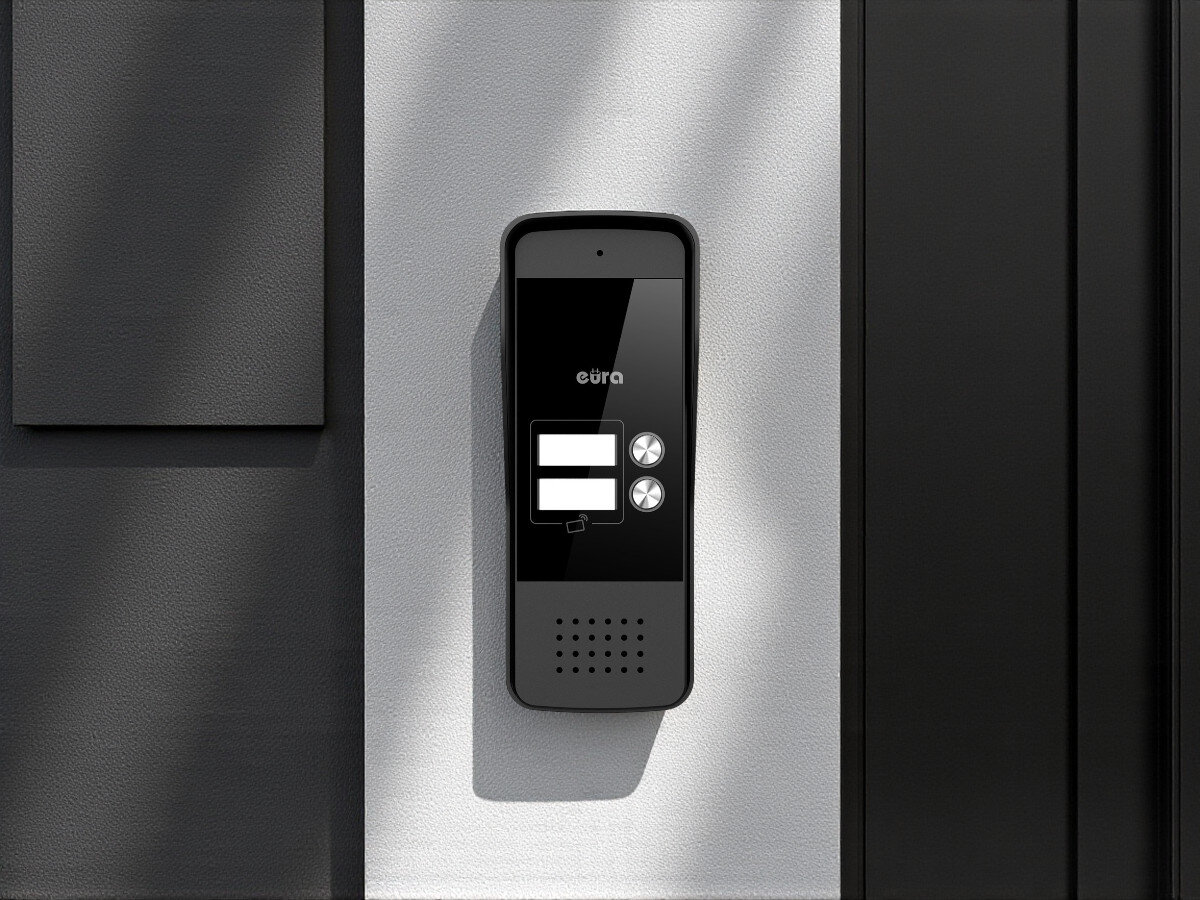 Domofon EURA ADP-26A3 czarny, odporność, kaseta, pogoda, podświetlenie, Zbliżenie kasety EURA ADP-25A3 na ścianie przy drzwiach wejściowych, wyraźny panel.