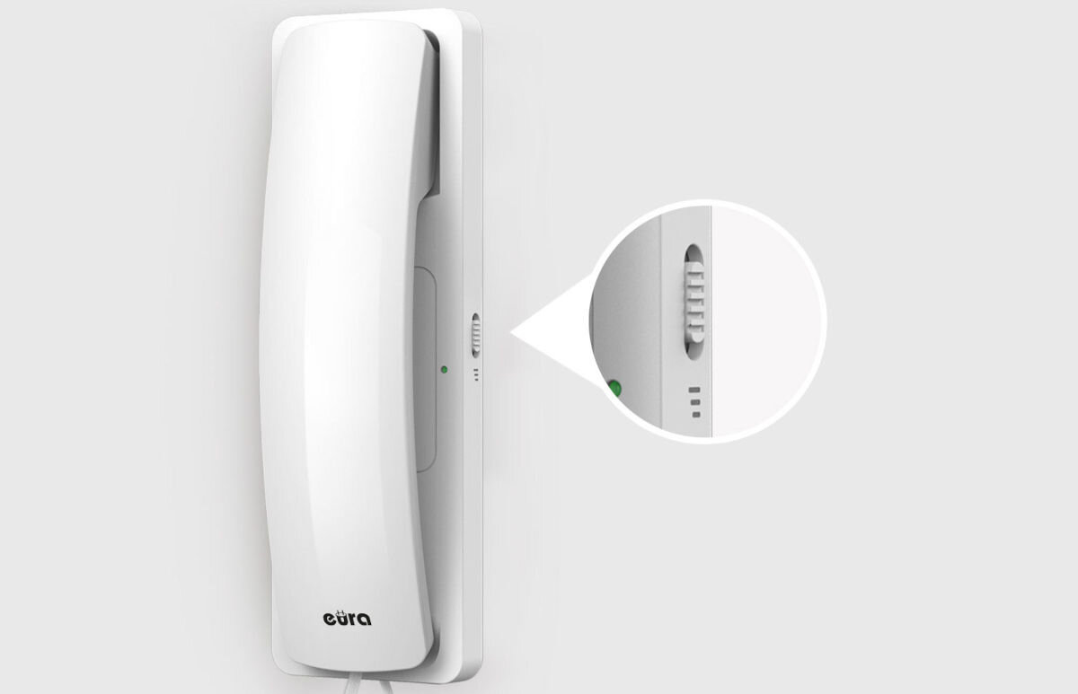 Domofon EURA ADP-26A3 Biały, unifon, przyciski, ergonomia, komfort, Biały unifon domofonowy Eura zawieszony na ścianie, z powiększonym detalem bocznego suwaka do regulacji głośności dzwonka.