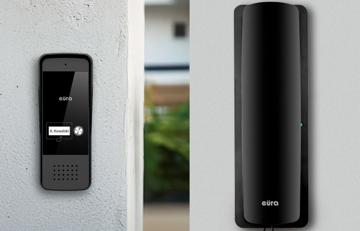 Domofon EURA ADP-25A3 Czarny, bezpieczeństwo, kontrola, wejście, dom, Grafika prezentująca montaż domofonu Eura – po lewej czarna kaseta zewnętrzna z nazwiskiem „A. Kowalski”, po prawej Czarny unifon wiszący na ścianie.