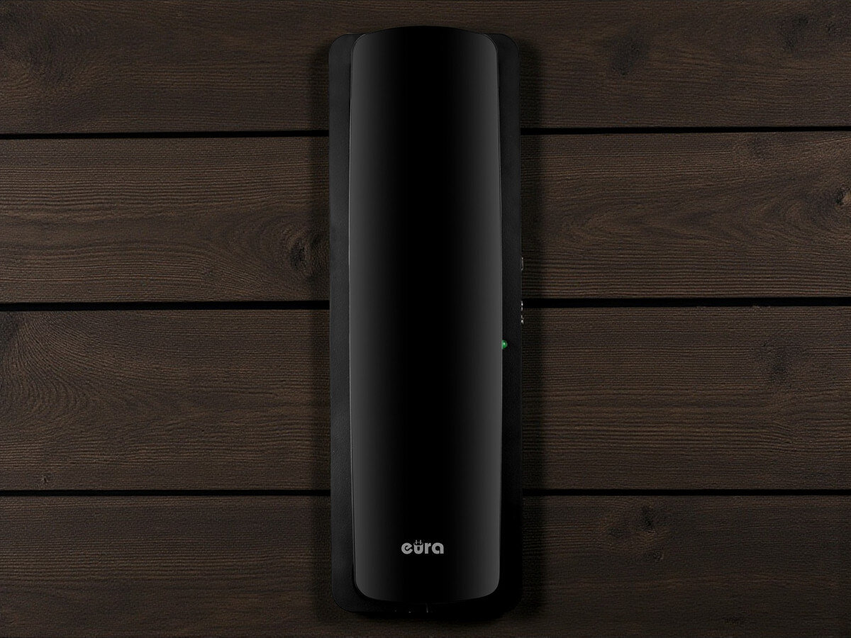 Domofon EURA ADP-25A3 Czarny, funkcje, regulacja, brama, czytnik, unifon EURA w nowoczesnym wnętrzu biurowym, obok doniczki z sukulentem.