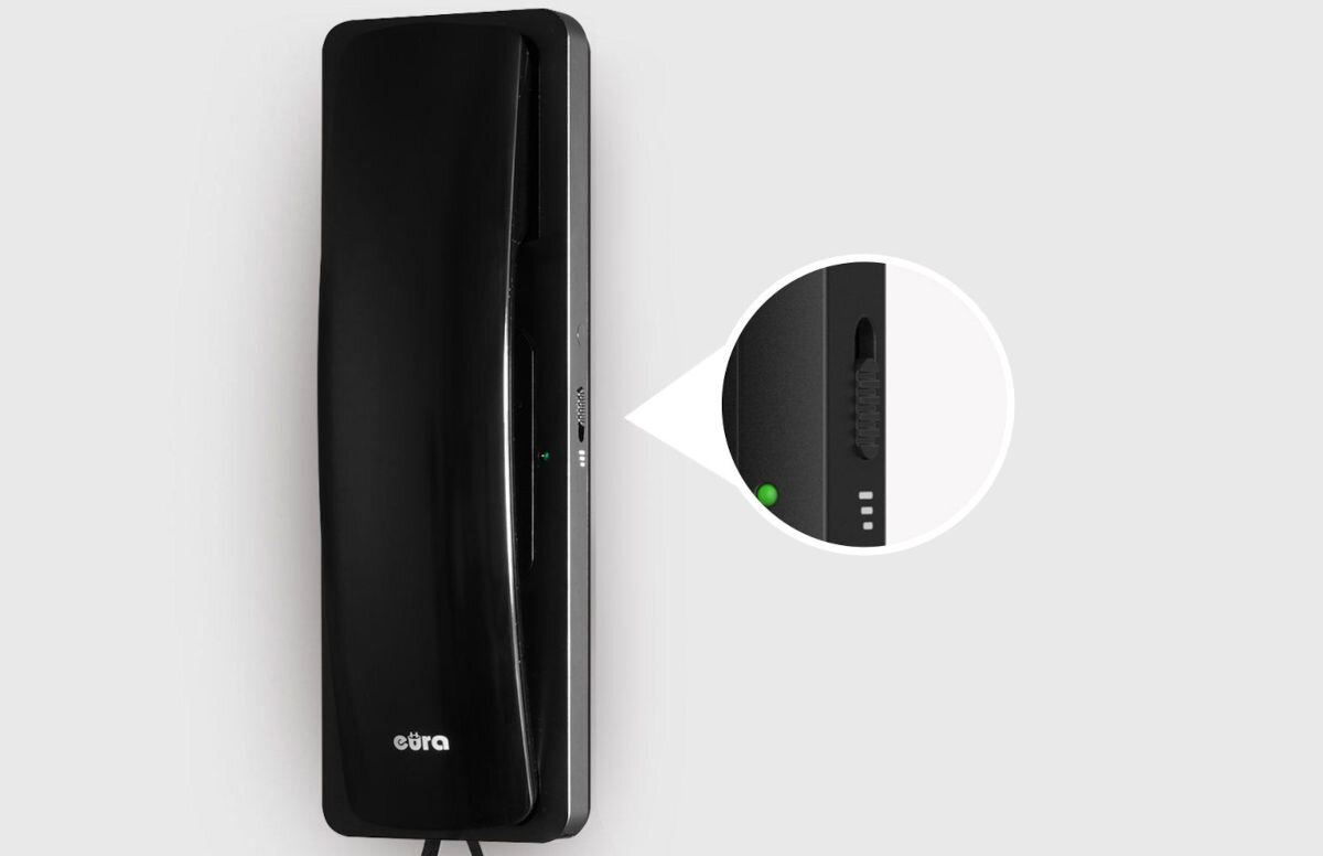 Domofon EURA ADP-25A3 Czarny, przyciski, podświetlenie, dźwięk, komfort, Czarny unifon domofonowy Eura zawieszony na ścianie, z powiększonym detalem bocznego suwaka do regulacji głośności dzwonka.