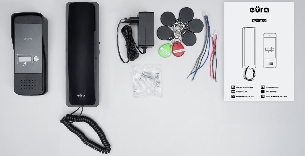 Domofon EURA ADP-25A3 Czarny, zestaw, montaż, komplet, instalacja, Zestaw domofonowy Eura z czytnikiem zbliżeniowym – czarna kaseta bramowa, Czarny unifon, zasilacz, komplet przewodów, breloki RFID oraz instrukcja obsługi ułożone na jasnym tle.