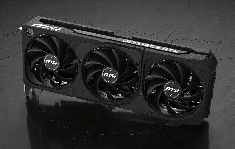 Komputer MAD DOG Powered by MSI PANO100-A03DR32 Zbliżenie na kartę graficzną z dwoma dużymi wentylatorami. Na obudowie widnieje logo producenta oraz napis 'GeForce RTX', karta graficzna, wydajność