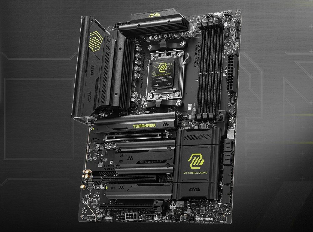 Komputer MAD DOG Powered by MSI PANO100-A01DR32 Zdjęcie przedstawia płytę główną w kolorze czarnym z żółto-zielonymi akcentami. Widoczny jest duży radiator z oznaczeniem 'MAG'. Na osłonach i elementach płyty widoczne są napisy 'TOMAHAWK', 'MSI' oraz logo serii. Tło z ciemnoszarym wzorem graficznym., płyta główna, wsparcie, kompatybilność, Wi-Fi 7, funkcje AI