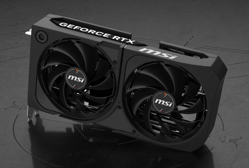 Komputer MAD DOG Powered by MSI F321R-A01WR32WH Zbliżenie na kartę graficzną z dwoma dużymi wentylatorami. Na obudowie widnieje logo producenta oraz napis 'GeForce RTX', karta graficzna, wydajność