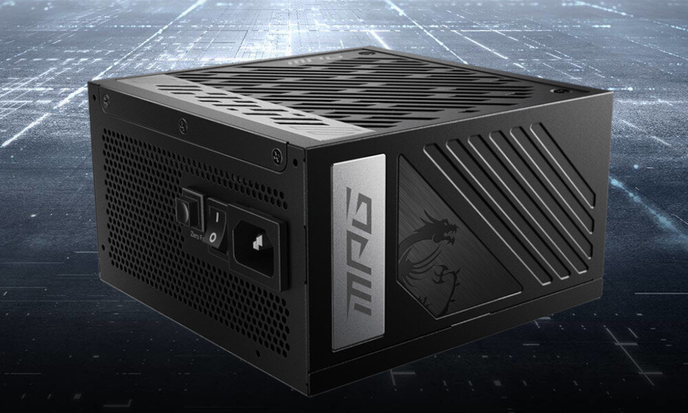 Komputer MAD DOG Powered by MSI PANO-A03WR32WH Zasilacz komputerowy z logo producenta, umieszczony na tle przypominającym futurystyczną siatkę. Widoczne są otwory wentylacyjne, zasilacz, moc, sprawność, modularne okablowanie, zabezpieczenia
