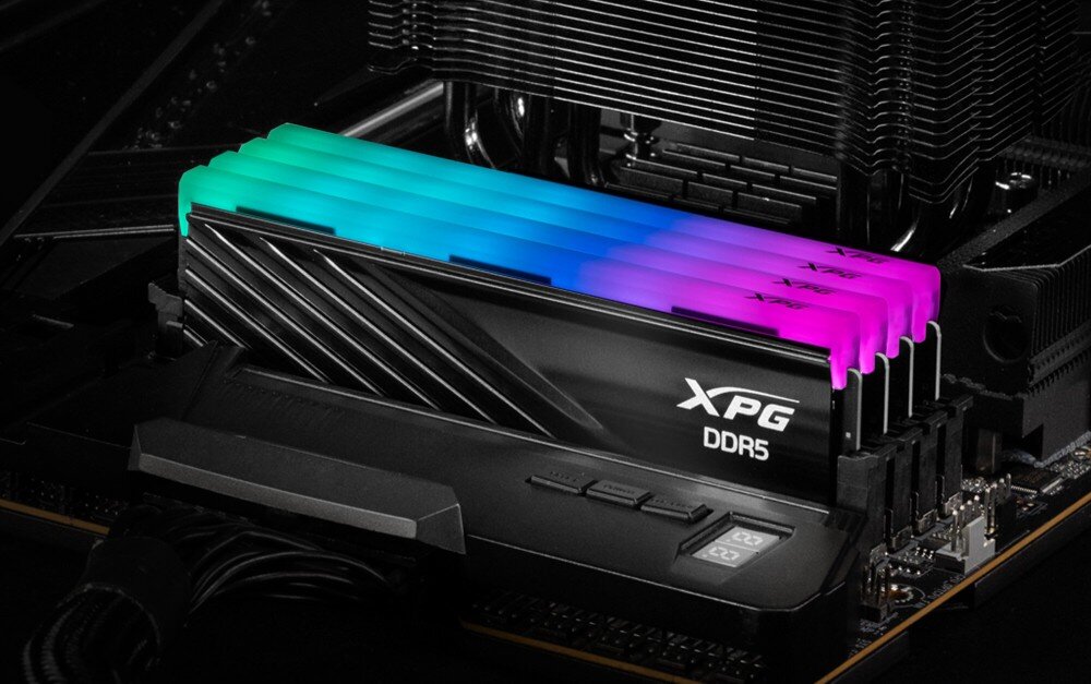 Komputer MAD DOG Powered by MSI PANO-A03WR32WH Moduły pamięci RAM z podświetleniem RGB zamontowane na płycie głównej. Kolorowe światło przechodzi płynnie od niebieskiego do fioletowego, pamięć RAM, taktowanie, opóźnienia, radiator