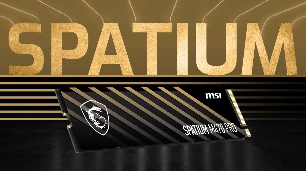 Komputer MAD DOG Powered by MSI F321R-A01WR32WP Zbliżenie na czarny dysk SSD w formacie M.2 z ukośnymi złotymi paskami i logo producenta. W tle napis 'SPATIUM' w dużych złotych literach na czarnym tle, dysk, prędkość, interfejs