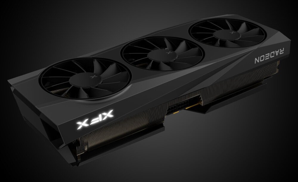 Komputer MAD DOG ENDORFY500ARGB-A22DR32V2 Karta graficzna z trzema dużymi wentylatorami, widoczna z ukosa. Obudowa w kolorze czarnym, z podświetlanym logo 'XFX' po lewej stronie i napisem 'RADEON' po prawej. W tle jednolite, ciemne tło, karta graficzna, architektura, technologia, wentylatory