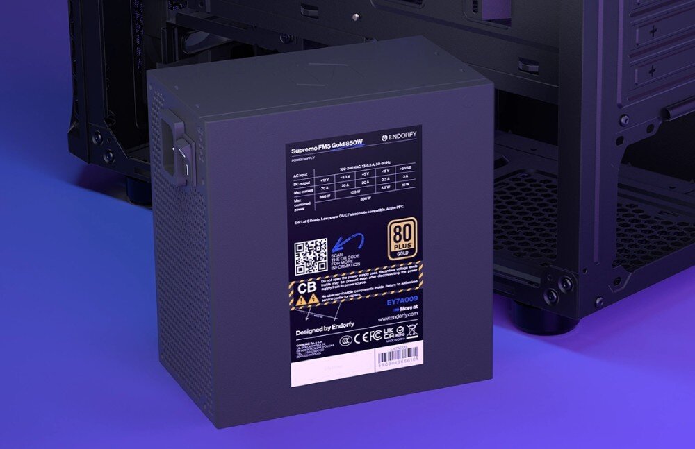 Komputer MAD DOG ENDORFY500ARGB-A22WR32WHV2 Zasilacz komputerowy o mocy 850 W z certyfikatem 80 PLUS Gold. Na jego obudowie znajduje się etykieta ze specyfikacją, zasilacz, moc, sprawność, certyfikat