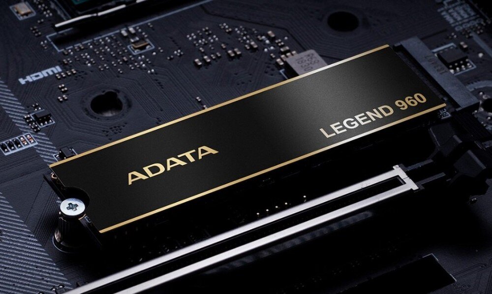 Komputer MAD DOG ENDORFY500AIR-A22DB32V2 Dysk SSD M.2 zamontowany na płycie głównej, z czarno-złotym designem i oznaczeniem „Legend 960”, pojemność, szybkość, interfejs