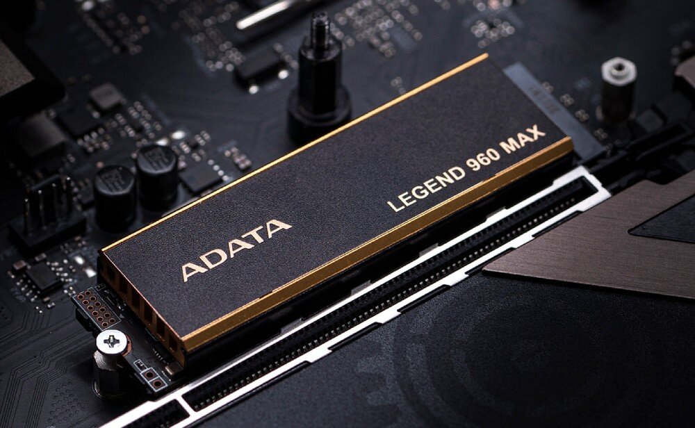 Komputer MAD DOG BQ500FX-A16WR32WHV2 Dysk zainstalowany w płycie głównej. Na obudowie dysku widoczny jest napis 'ADATA LEGEND 960 MAX'. Obudowa dysku ma czarno-złoty kolor, dysk SSD, interfejs, prędkość, odczyt, zapis, pojemność