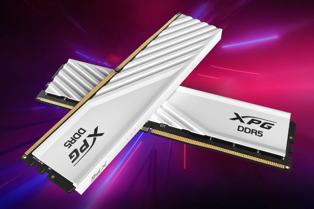 Pamięć RAM ADATA XPG Lancer Blade Zbliżenie na moduł pamięci zainstalowany w gnieździe płyty głównej bezpośrednio pod aluminiowymi żeberkami chłodzenia procesora, widoczne jest logo i napis 'DDR5' na boku obudowy, radiator, wielkość
