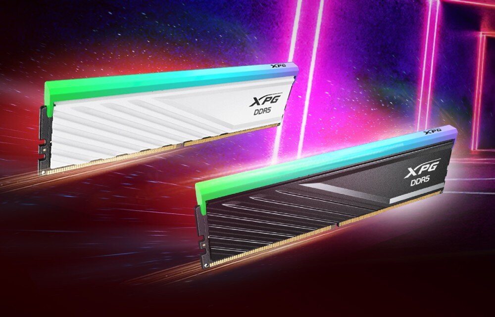 Pamięć RAM ADATA XPG Lancer Blade RGB Dwa moduły pamięci DDR5 z białym i czarnym radiatorem oraz kolorowym podświetleniem RGB na górnej krawędzi, przedstawione na dynamicznym tle z neonowymi światłami