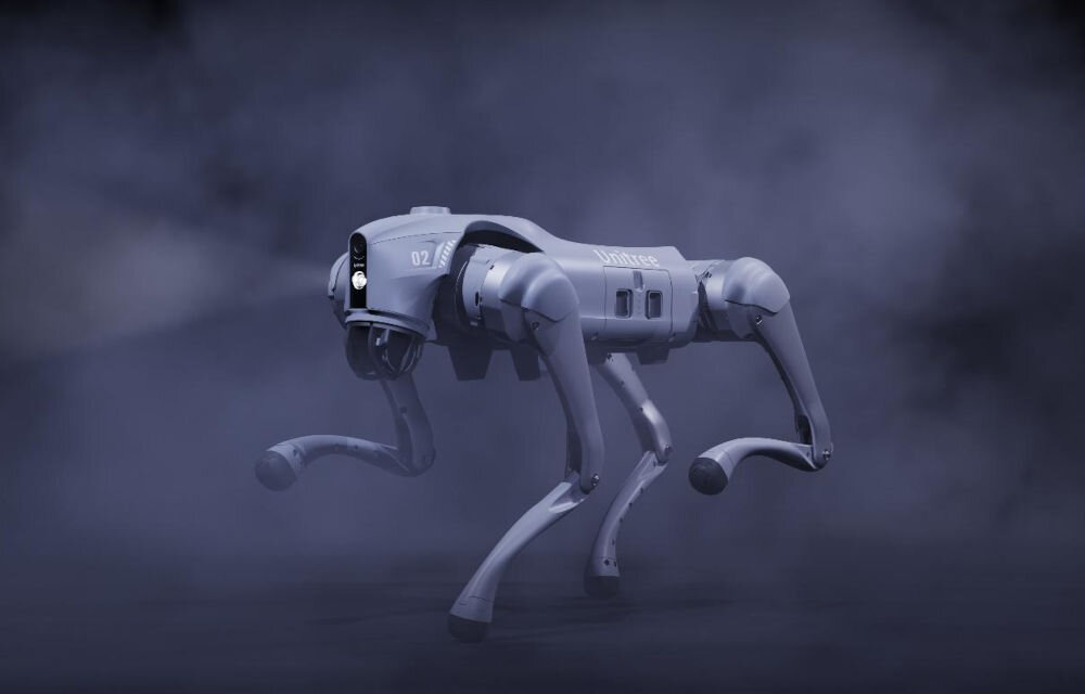Robot pies UNITREE Go2 Air Artystyczne ujęcie czworonożnego, szarego robota Unitree GO2 w ciemnym, zamglonym otoczeniu. Światło LED na przedniej głowicy robota świeci, a cała scena ma futurystyczny i tajemniczy nastrój.