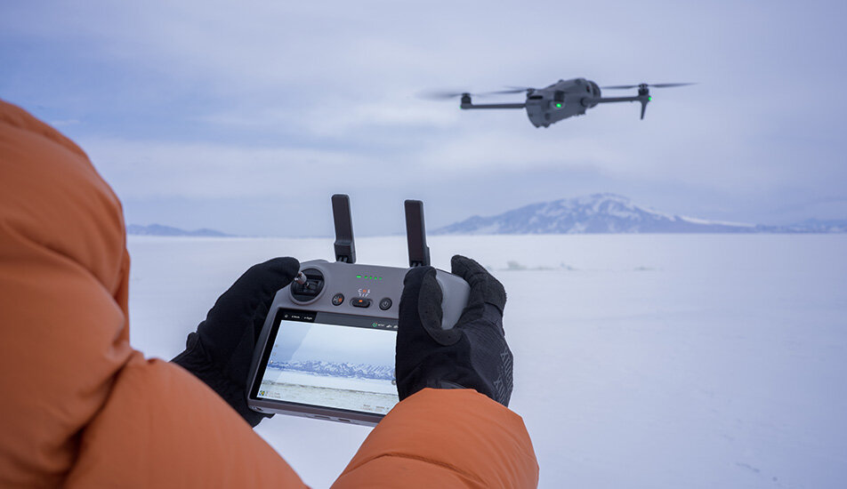 Dron DJI Mavic 4 Pro człowiek steruje dronem