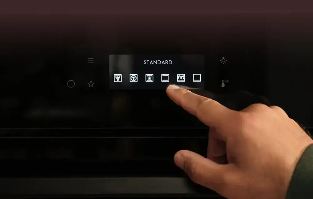 Kawałek mięsa leżącego na drewninej desce kuchennej