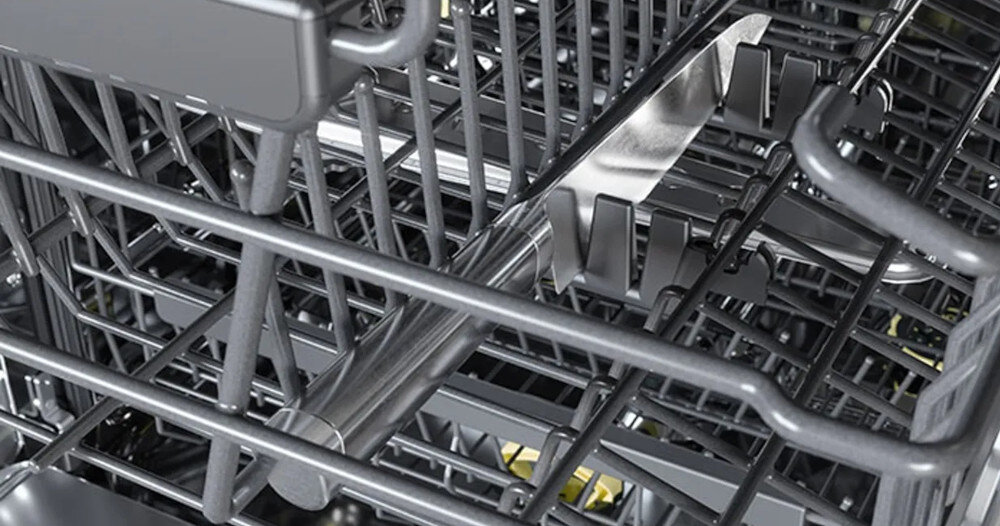 ZMYWARKA ASKO DFI544H/1 lifestyle wnętrze kosz na sztućce taca półka zbliżenie Praktyczne dodatki kosze taca na sztućce ramie spryskujące Głębokie uchwyty ochrona bezpieczeństwo wygoda