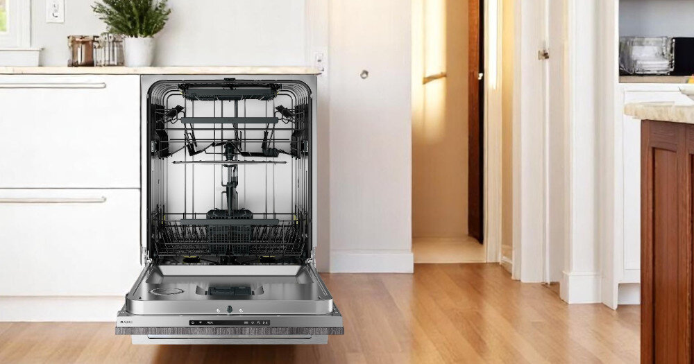 ZMYWARKA ASKO DFI544B lifestyle kuchnia zabudowa jasne szafki dekoracje kuchenne zmywarka otwarta pusta bez załadunku