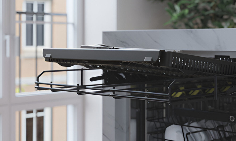 ZMYWARKA ASKO DFI544B lifestyle wnętrze kosz na sztućce taca półka zbliżenie Praktyczne dodatki kosze taca na sztućce ramie spryskujące Głębokie uchwyty ochrona bezpieczeństwo wygoda