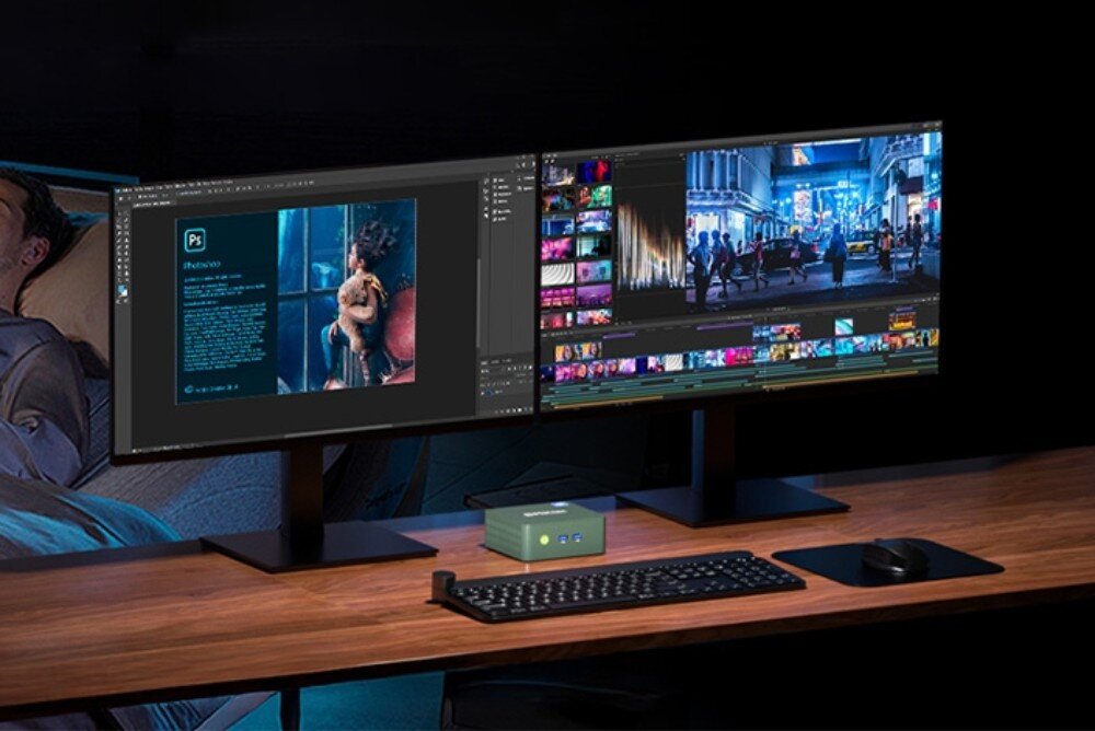 Komputer GMKTEC G3 Plus Biurko z dwoma monitorami wyświetlającymi programy graficzne i filmowe, klawiaturą, myszą oraz małym komputerem, cechy, zalety, system, wielkość, waga