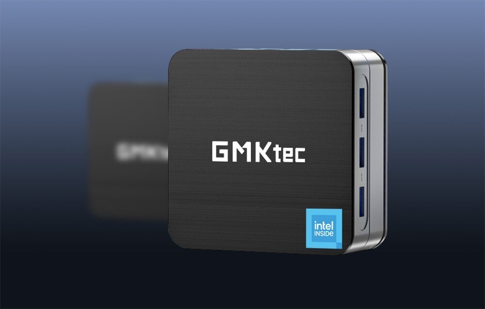 Komputer GMKTEC G2 Plus Małe czarne urządzenie w kształcie kostki z widocznymi trzema portami USB na boku i napisem GMKtec, wielkość, obudowa, podzespoły, parametry