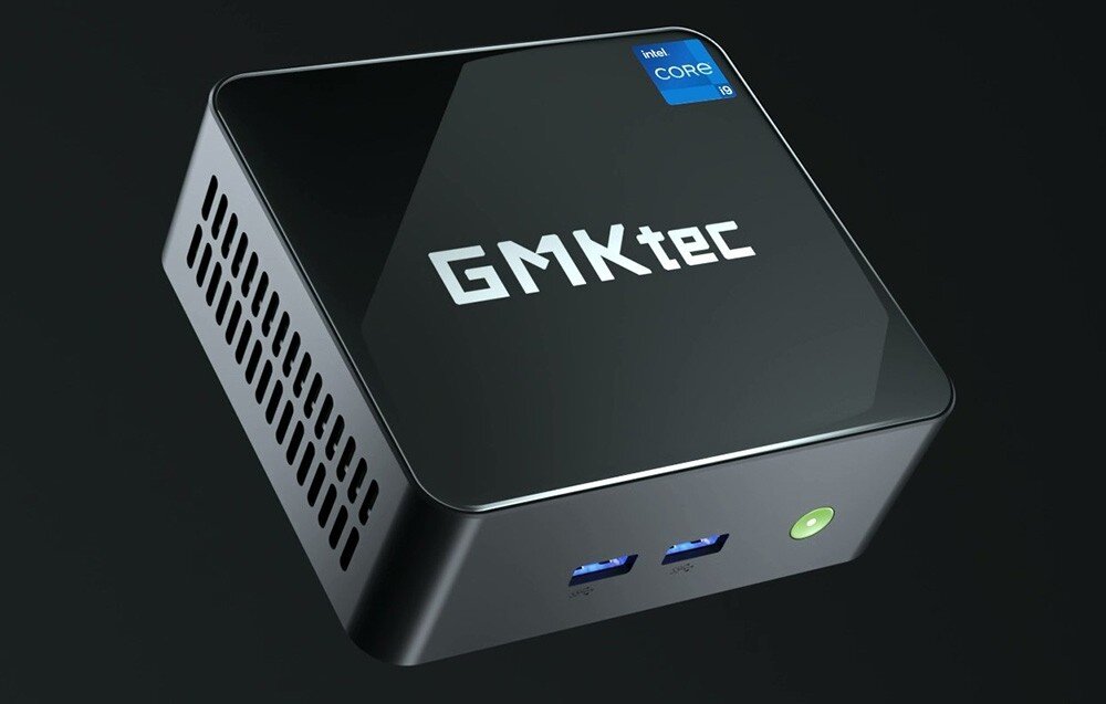 Komputer GMKTEC NucBox M3 Plus Mały komputer w czarnej obudowie z logo na górnym panelu i dwoma portami USB na froncie, opis